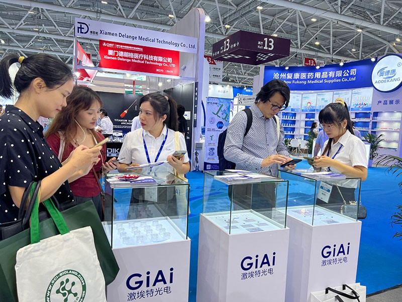 激埃特工作人員與客戶現(xiàn)場交流互動(dòng)1