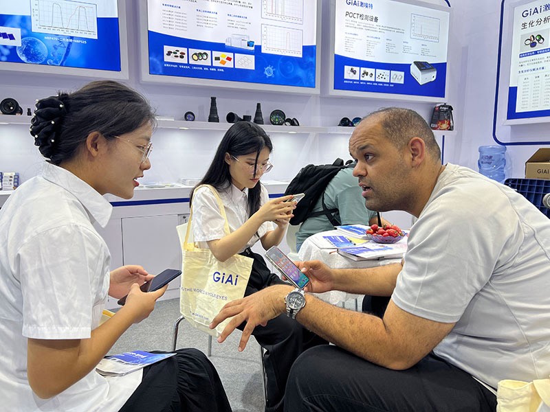 激埃特工作人員與客戶現(xiàn)場交流互動(dòng)2